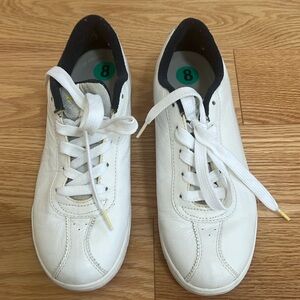 Kangaroos women’s SZ 8, white sneakers.